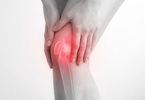 Cuidado Experto de Articulaciones y Rodillas en Personas Mayores durante el Frío 🍵